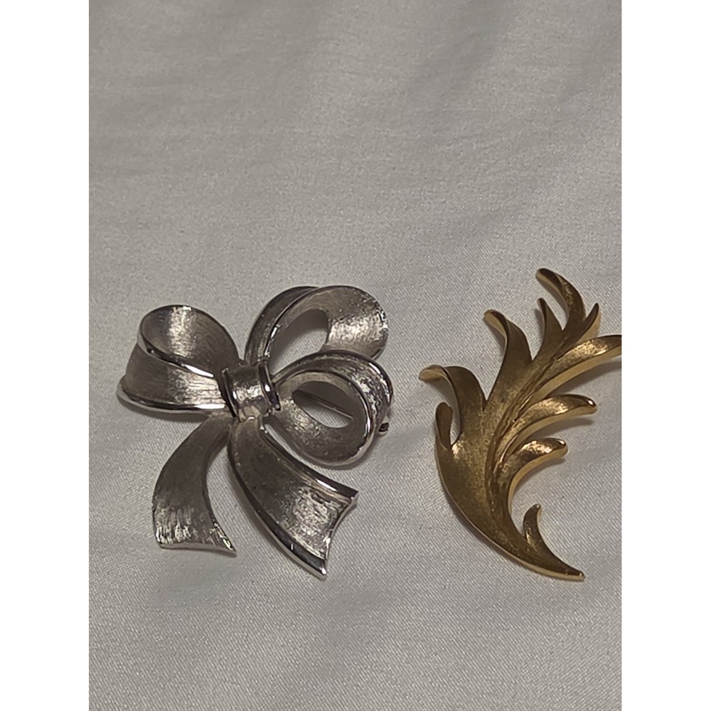 VTG Trifari Brushed Gold Tone And Sliver Toner Brooch Pin